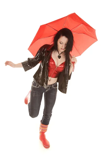 Haut rouge femme et bottes pas à pas parapluie — Photo