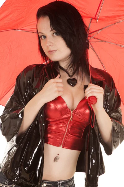 Žena červeným nahoře a deštník srdce náhrdelník — Stock fotografie