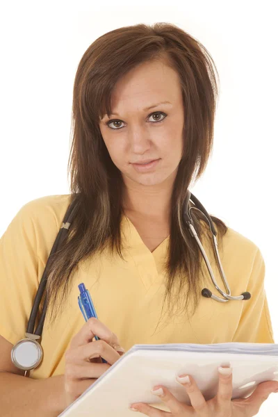 Verpleegkundige gele scrubs binder nauwe glimlach — Stockfoto