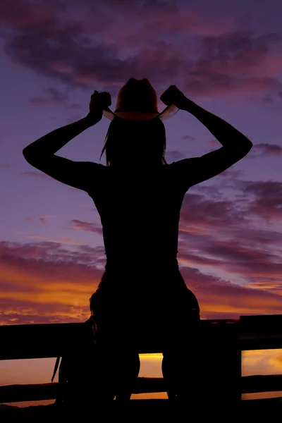Silhouette Westernfrau hält Hut beide Hände — Stockfoto