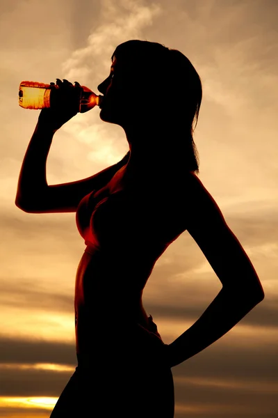 Silhueta mulher em esportes sutiã bebida — Fotografia de Stock