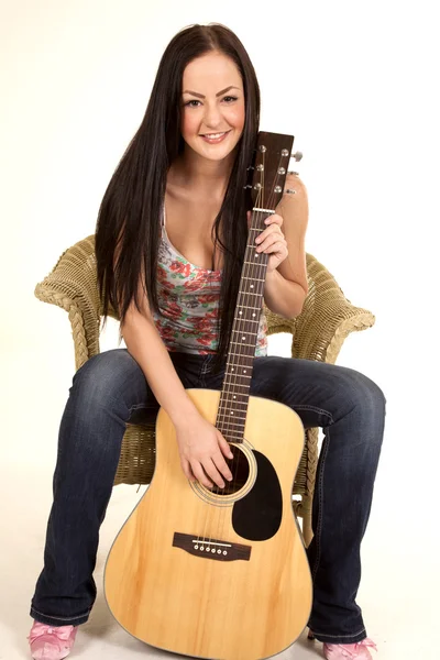 Sorriso segure pernas de guitarra — Fotografia de Stock