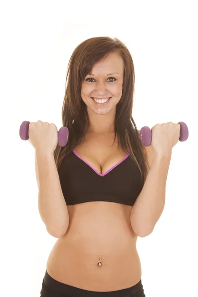 Frau Fitness schwarze Shorts BH lila Gewichte beide nach oben — Stockfoto