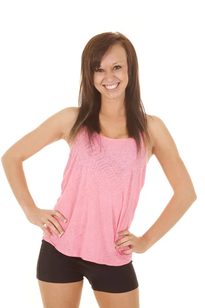 Kadın fitness pembe kolsuz bluz stand gülümseme — Stok fotoğraf
