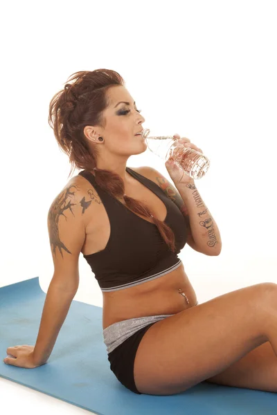 Mujer tatuajes fitness bebida agua sentado — Foto de Stock