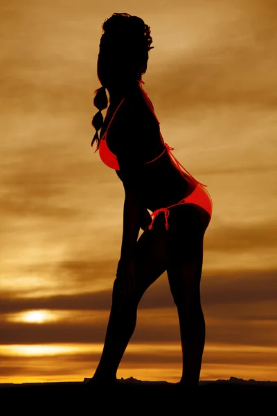 Femme bikini côté silhouette ciel — Photo