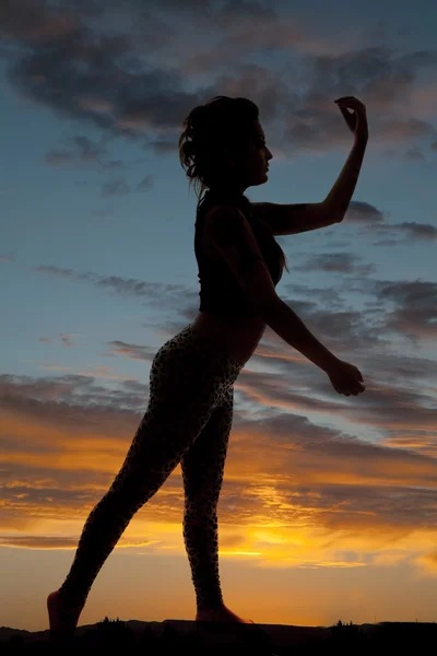 Silhouet vrouw kant armen omhoog en omlaag — Stockfoto