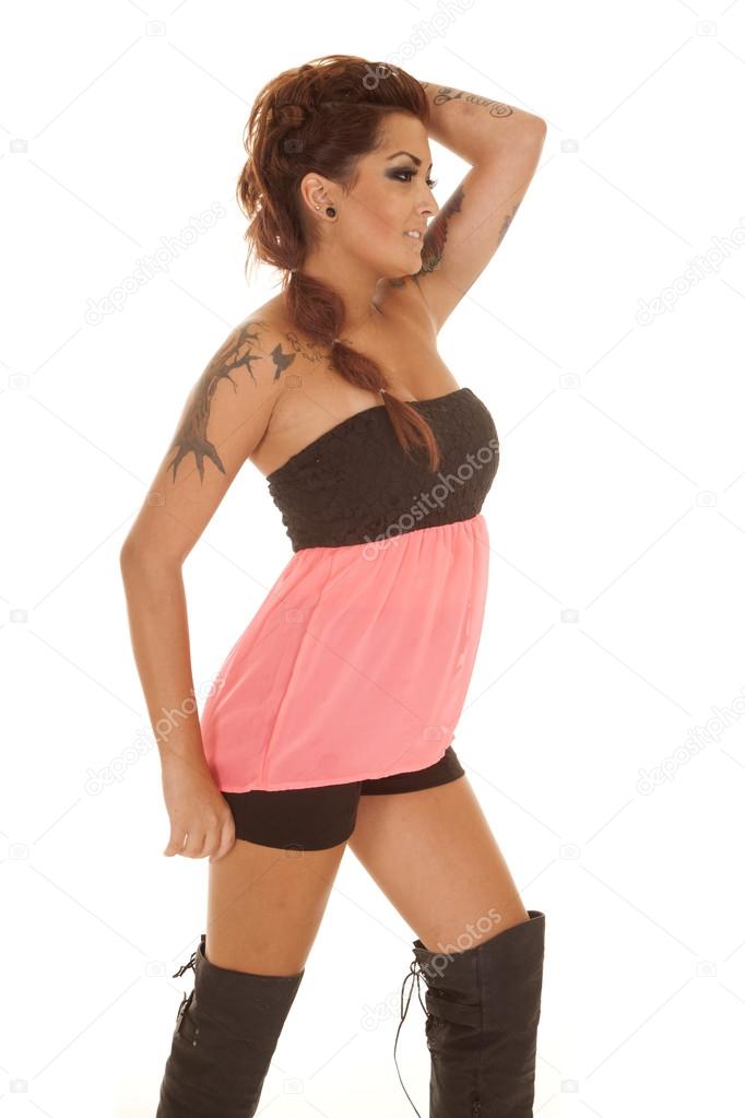 Femme Tatouages Chemise Rose Stand Côté Main Dans Les