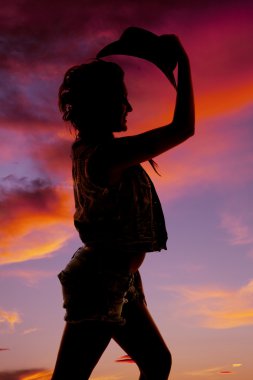 siluet kadın kovboy şapka koyarak kapatın