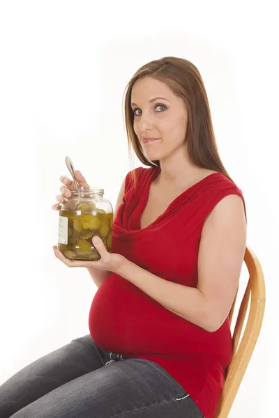 Kobieta w ciąży butelka pikle — Zdjęcie stockowe