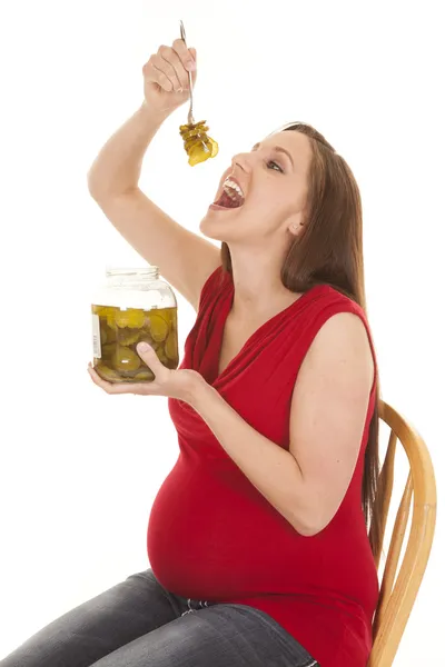 Mujer embarazada comiendo encurtidos — Foto de Stock