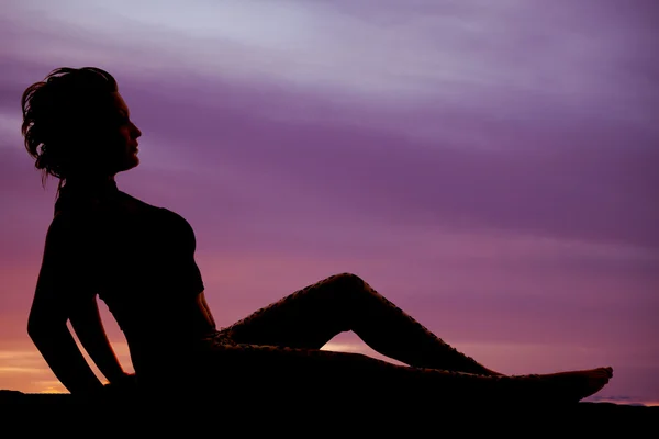 Silhueta mulher sentar lado mãos bac perfil — Fotografia de Stock