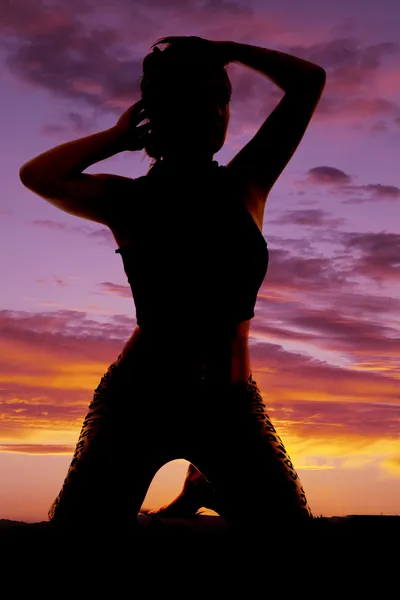 Silhueta mulher mão cabelo em joelhos de frente — Fotografia de Stock