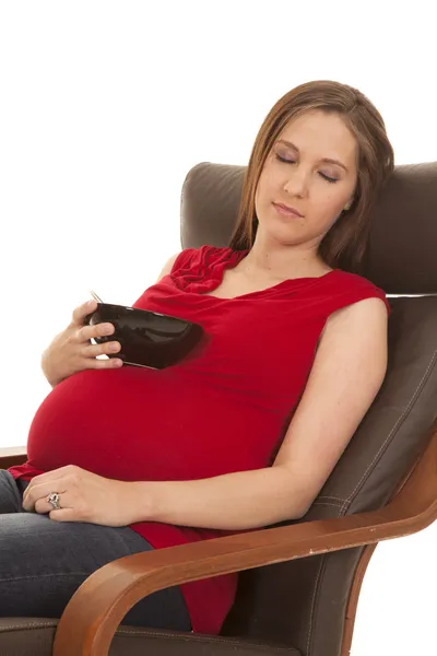 怀孕红衬衫碗睡眠 — 图库照片