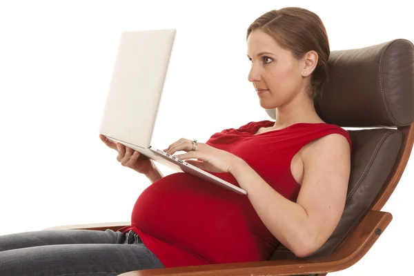 Gravid kvinna laptop på magen — Stockfoto