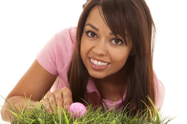 Kvinna golfboll rosa skjorta gräs rosa — Stockfoto