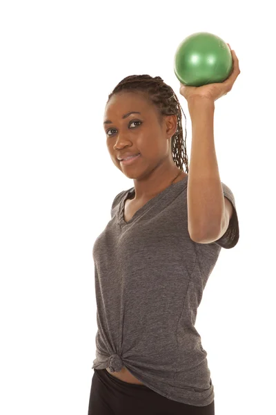 Mujer en camisa gris fitness bolas verdes lado —  Fotos de Stock