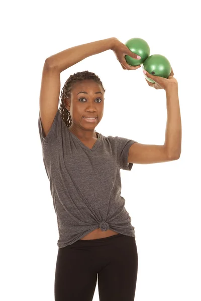 Femme en chemise grise fitness boules vertes expression drôle — Photo