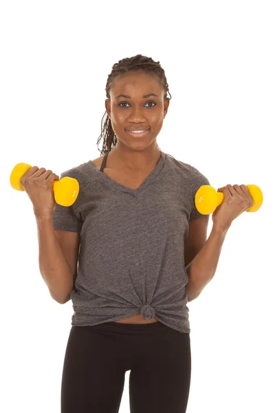 Mujer en gris camisa fitness amarillo pesos rizo — Foto de Stock