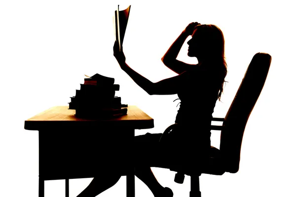 Silhouette Frau am Schreibtisch Buch auf — Stockfoto