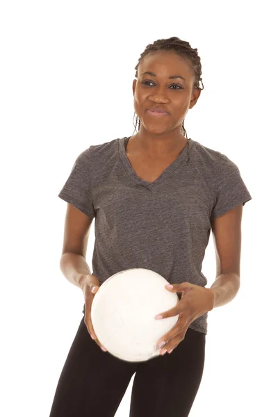 Женщина в серой рубашке фитнес-волейбол улыбка — стоковое фото