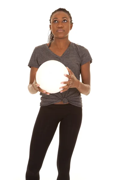 Kvinna i grå skjorta fitness hod volleyboll — Stockfoto