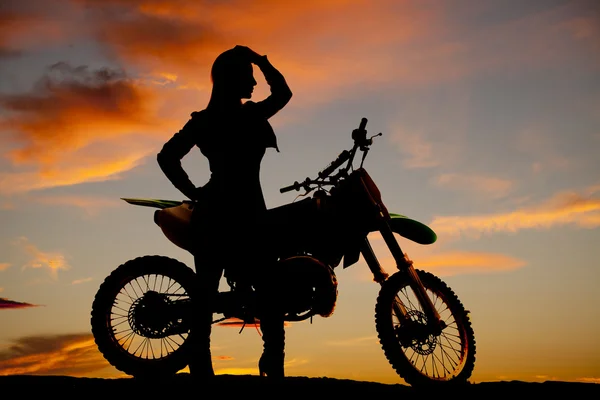 Silhueta mulher por sujeira bicicleta mão cabeça — Fotografia de Stock