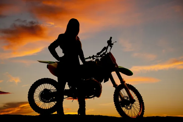 Silueta mujer stand by dirt bike — Foto de Stock