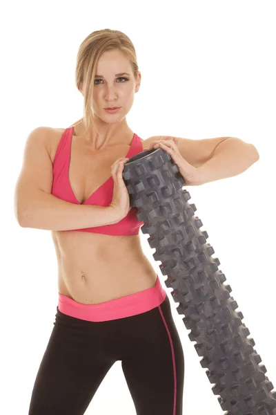 Mulher fitness pink bra roll segurando ambas as mãos — Fotografia de Stock