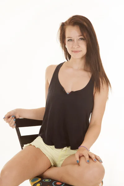 女の子黒タンクトップ座っている笑顔 — ストック写真