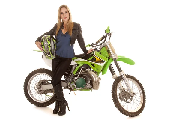 Vrouw en motorfiets stand-by houden helm — Stockfoto