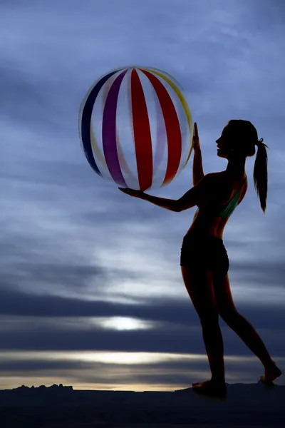 Silhouette tenendo palla da spiaggia — Foto Stock