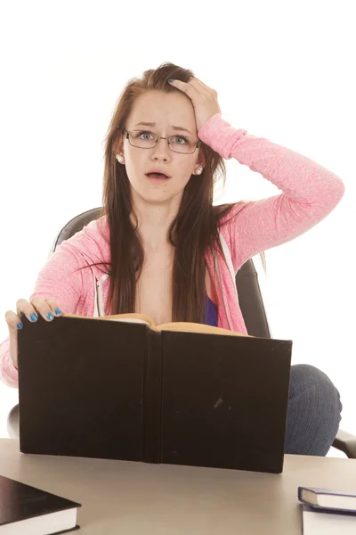 Adolescente com a mão no cabelo estressado — Fotografia de Stock