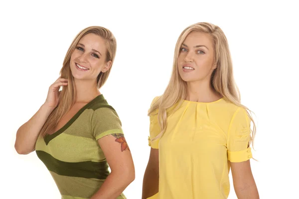 Duas mulheres verde amarelo stand sorriso — Fotografia de Stock