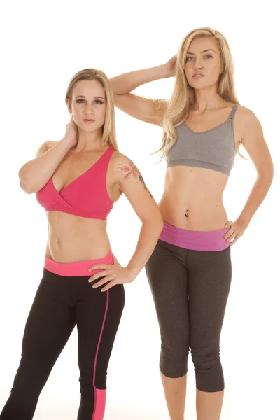 Duas mulheres esportes sutiãs fitness stand — Fotografia de Stock