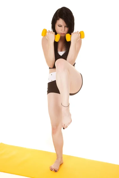Donna giallo pesi pizzo ginocchio — Foto Stock