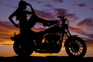 siluet kadın motosiklet topuklu el baş yukarıya