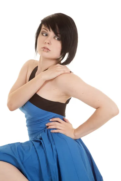 Vestido azul piercings rosto mão no ombro torção — Fotografia de Stock