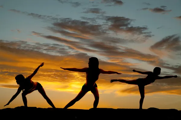 สีลูเอท ผู้หญิงแขนยืดพระอาทิตย์ตก — ภาพถ่ายสต็อก