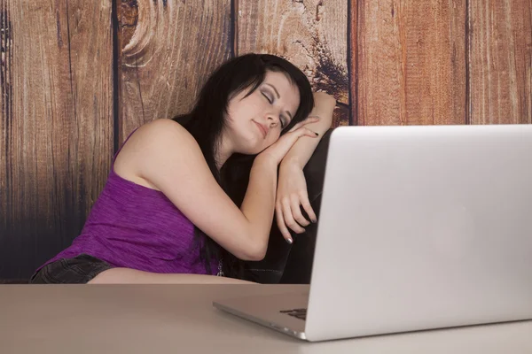 Mujer sentarse en la oficina nariz anillo ordenador durmiendo —  Fotos de Stock