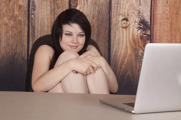 Femme assise dans le bureau anneau nez ordinateur mains genoux — Photo