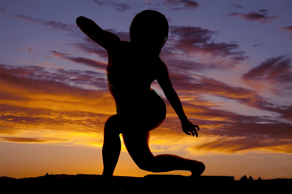 Силуэт женщина скрутила локоть вверх
