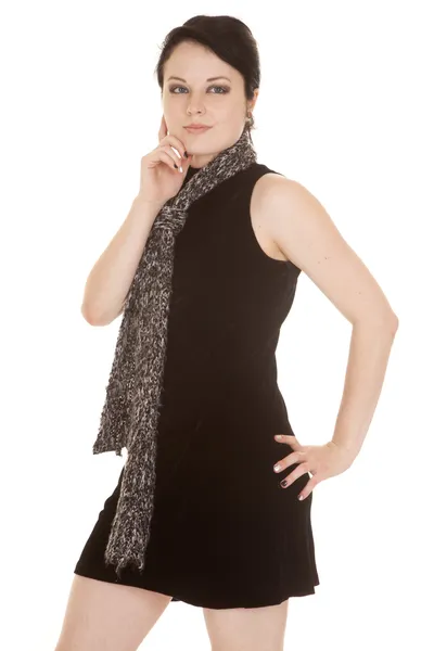 Femme robe noire écharpe main joue — Photo