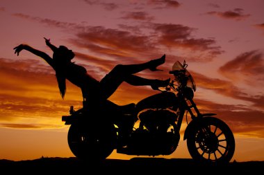 siluet kadın motosiklet topuklar geri eller yukarı