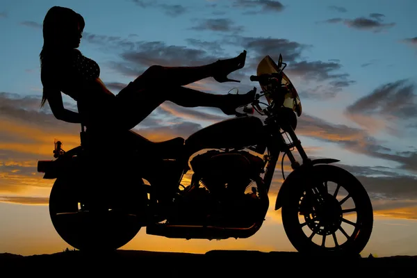 Sylwetka kobiety motocykl obcasy rękę w dół — Zdjęcie stockowe