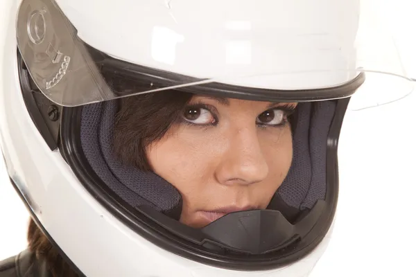 Mulher motociclista capacete perto procurando — Fotografia de Stock