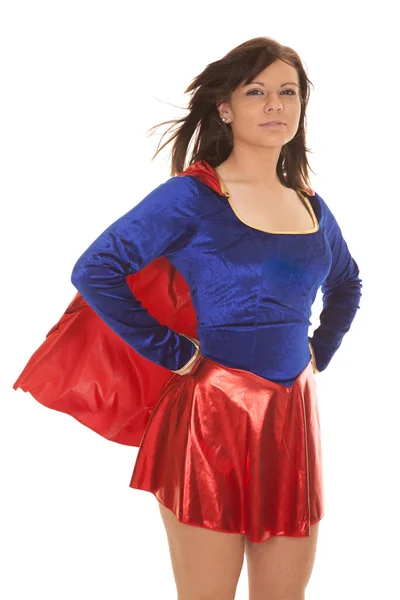 Femme bleu rouge cape vent — Photo