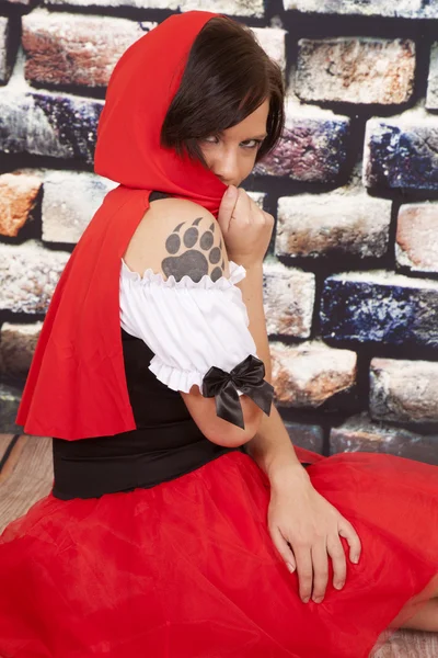 Vrouw rode cape tatoeage klauw achter cape — Stok fotoğraf
