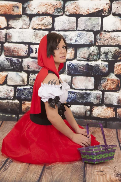 Žena red riding hood kolena koš — Stock fotografie