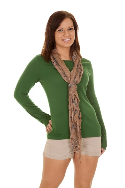 Femme foulard vert chemise sourire main hanche — Photo